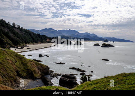 Astoria, Oregon, USA. Pazifikküste. Cannon Beach mit Haystack Rock, südwestlich der Innenstadt von Cannon Beach, in der Nähe von Tolovana Stockfoto