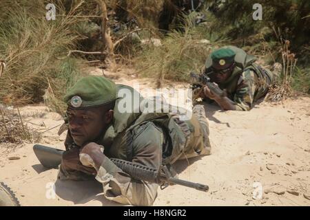 Senegalesischen Commando Soldaten Crawl gegenüber eine feindliche Position während einer Training Übung 8. Juli 2015 in St. Louis, Senegal. Stockfoto