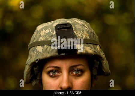 Eine US-Soldatin posiert für ein Porträt in Fort George G. Meade 23. Oktober 2010 in Odenton, Maryland. Stockfoto