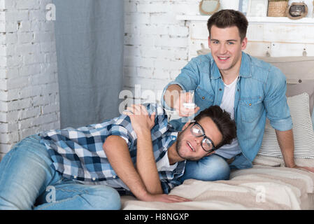 Glückliche homosexuelle Paar gemeinsam entspannen. Stockfoto