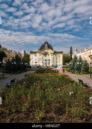 Vorderseite des Schauspielhauses Czernowitz mit den Gärten von Teatralna Platz vor. Chernivtsi Oblast, Ukraine Stockfoto