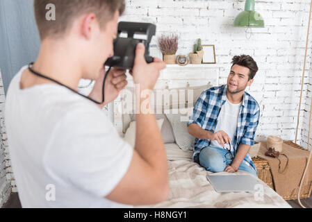 Mann ein Foto von seinem männlichen Freund. Stockfoto