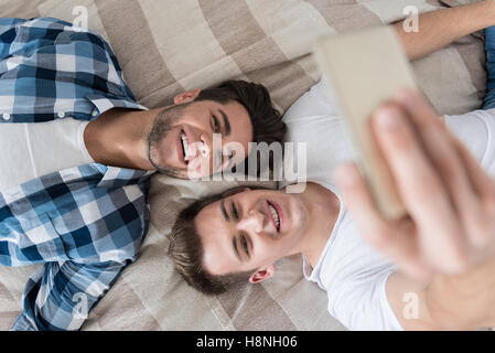 Mich homosexuelles Paar Selfie im Bett machen Stockfoto
