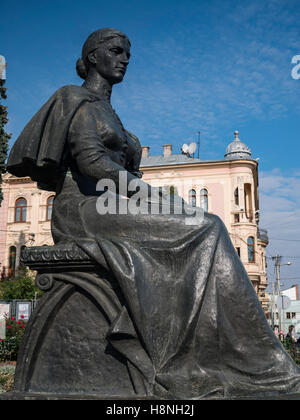 Statue von Olha Kobylianska ukrainischen Schriftsteller in Theaterplatz, Czernowitz Ukraine Stockfoto