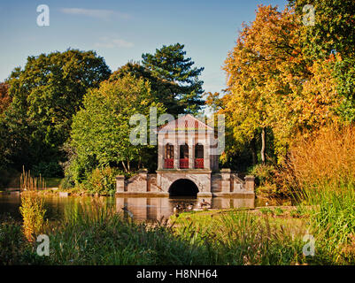 Einen malerischen Blick auf das Bootshaus in Birkenhead Park, Wirral, Merseyside, Großbritannien Stockfoto