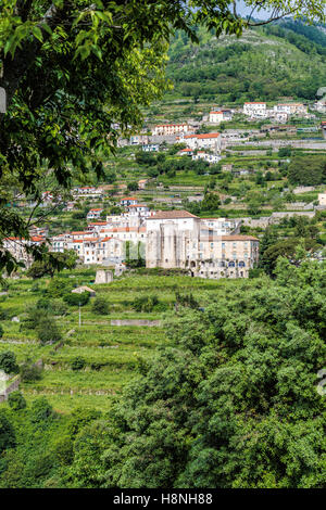 Der Hügel Stadt Scala betrachtet von Ravello an der Amalfiküste, Kampanien, Italien. Stockfoto