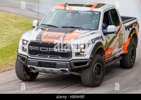 2016 Ford f-150 Raptor desert Truck Racer mit Fahrer Ben Collins in 2016 Goodwood Festival of Speed, Sussex, UK. Stockfoto