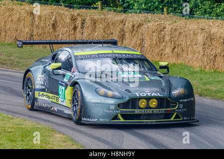 2016 Aston Martin V8 Vantage GTE mit Fahrer Marco Sorensen auf die 2016 Goodwood Festival of Speed, Sussex, UK Stockfoto