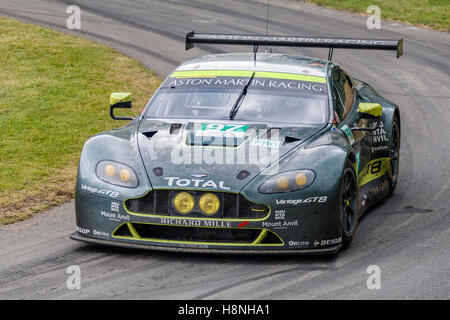 2016 Aston Martin V8 Vantage GTE mit Fahrer Marco Sorensen auf die 2016 Goodwood Festival of Speed, Sussex, UK Stockfoto