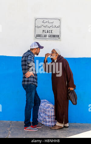 Zwei lokale Männer im Chat In der Medina, Asilah, Marokko Stockfoto