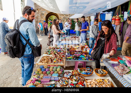 Touristen, die Einkaufsmöglichkeiten für Souvenirs In der Medina, Asilah, Marokko Stockfoto