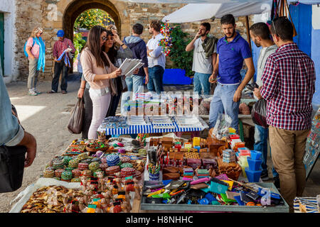 Touristen, die Einkaufsmöglichkeiten für Souvenirs In der Medina, Asilah, Marokko Stockfoto