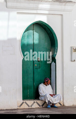 Ein typisches gewölbte Tür In der Medina, Asilah, Marokko Stockfoto