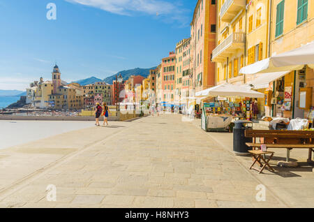 Menschen, die ein Spaziergang entlang der Via Giuseppe Garibaldi in der wunderschönen ligurischen Stadt Camogli Italien Stockfoto