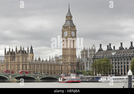 Elizabeth Tower (Big Ben) und Westminster Bridge Stockfoto