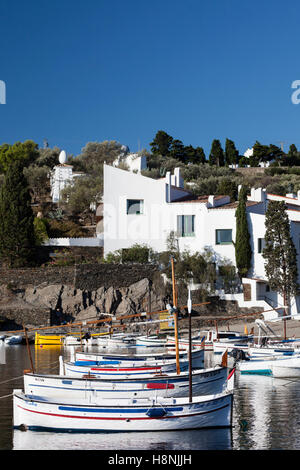 Portlligat Hafen und das Salvador Dali Museum-Haus an der Costa Brava in Spanien. Stockfoto