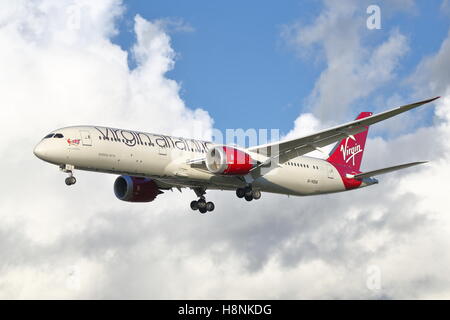 Virgin Atlantic-Boeing 787-9 G-VDIA Dreamliner Ankunft am Flughafen London Heathrow, Vereinigtes Königreich Stockfoto