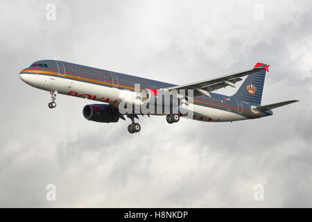 Royal Jordanian Airlines Airbus A321-200 JY-AYT landet auf dem Flughafen London Heathrow, Vereinigtes Königreich Stockfoto