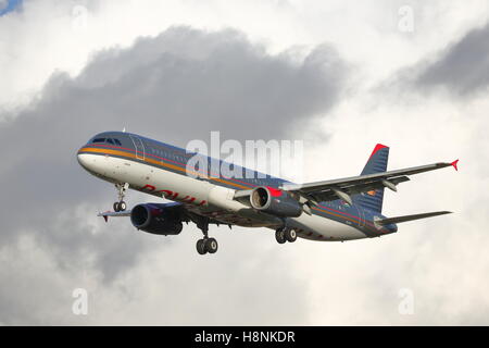 Royal Jordanian Airlines Airbus A321-200 JY-AYT landet auf dem Flughafen London Heathrow, Vereinigtes Königreich Stockfoto