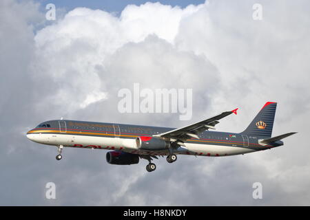 Royal Jordanian Airlines Airbus A321-200 JY-AYT landet auf dem Flughafen London Heathrow, Vereinigtes Königreich Stockfoto