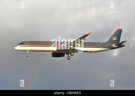 Royal Jordanian Airlines Airbus A321-200 JY-AYT landet auf dem Flughafen London Heathrow, Vereinigtes Königreich Stockfoto