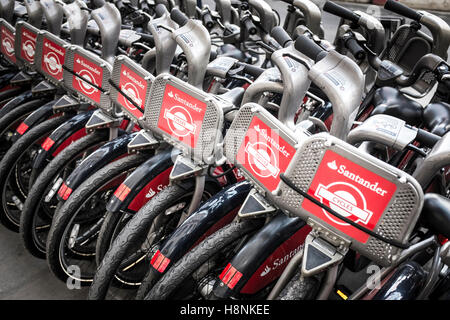 Eine dicht gepackte Gruppe von Santander gesponsert Fahrräder geparkt in London Stockfoto