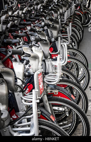 Eine dicht gepackte Reihe von Santander gesponsert Fahrräder geparkt in London Stockfoto