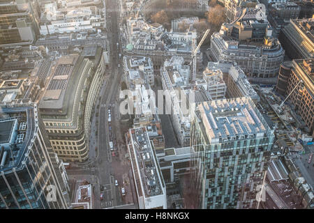 Westlich von den oberen Etagen des Heron-Tower entlang London Wall in Richtung Finsbury Circus anzeigen Stockfoto