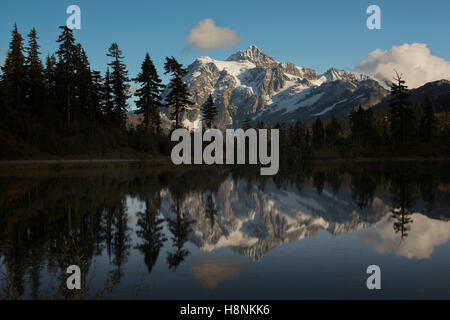 Mt. Shuksan bei Sonnenuntergang (9127 Fuß hoch) spiegelt sich im See, North Cascades National Park, Washington Stockfoto