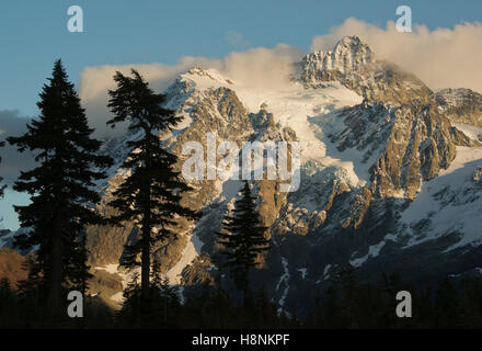 Mt. Shuksan bei Sonnenuntergang (9127 Fuß hoch) spiegelt sich im See, North Cascades National Park, Washington Stockfoto