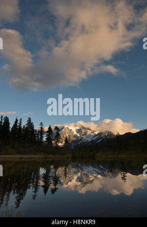 Mt. Shuksan bei Sonnenuntergang (9127 Fuß hoch) spiegelt sich im See, North Cascades National Park, Washington Stockfoto