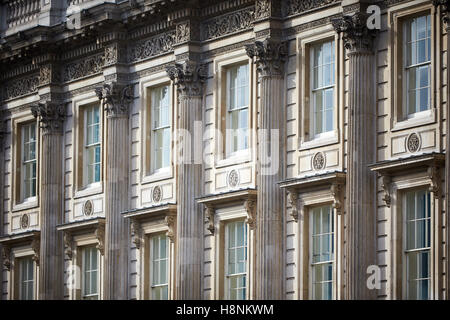 Detailansicht der Fenster des Cabinet Office aufbauend auf Whitehall Stockfoto