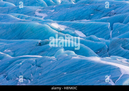 Blaue Eisformationen auf Svinafellsjökull, Arm des Vatnajökull, Islands größte Gletscher im winter Stockfoto