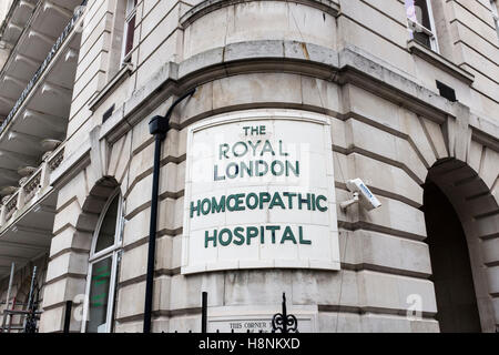 Typenschild an der Wand des königlichen London Homeopathic Hospital in London. Stockfoto