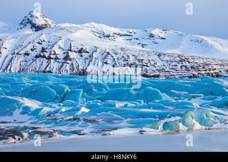 Blaue Eisformationen auf Svinafellsjökull, Arm des Vatnajökull, Islands größte Gletscher im winter Stockfoto