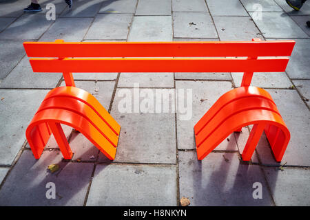 Bänke, Bestandteil der Kunst verändert soziale Bänke NY Arbeiten des dänischen Künstlers Jeppe Hein arbeiten an Londons South Bank Stockfoto