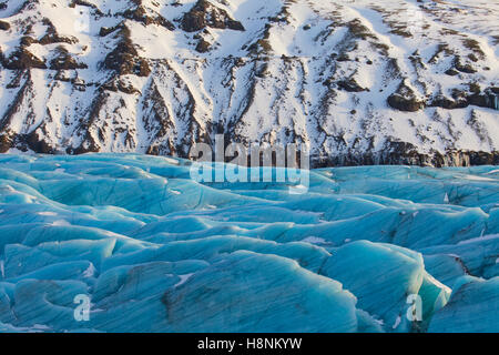 Blaues Eis auf Svinafellsjökull, Arm des Vatnajökull, Islands größte Gletscher im winter Stockfoto