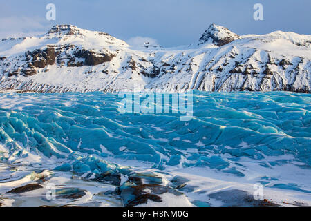 Blaues Eis auf Svinafellsjökull, Arm des Vatnajökull, Islands größte Gletscher im winter Stockfoto