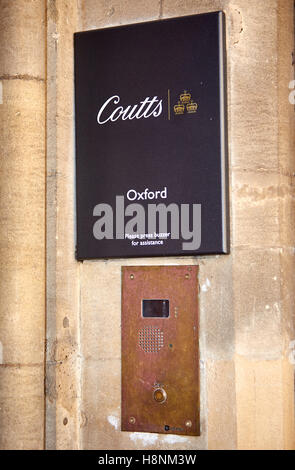 Coutts Bank Zeichen auf einer Steinmauer in Oxford Stockfoto