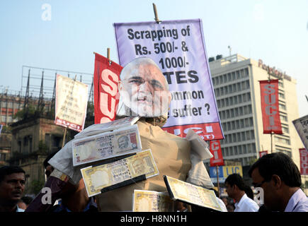 Kolkata, Indien. 14. November 2016. Aktivisten der sozialistischen Einheit Mitte von Indien (SUCI) schreien Parolen, wie sie ein Bildnis der Premierminister Narendra Modi während einer Protestaktion gegen die Union die Entscheidung der Regierung tragen, Banknote zurückzuziehen. Sozialistische Einheit Centre of India (kommunistischen) protestierten gegen die Union die Entscheidung der Regierung, Rs. 500 und Rs. 1000 Banknoten ohne angemessene Unterstützung heute in Kalkutta zurückzuziehen. In einer Sondermeldung ausser Kurs gesetzt Premierminister Narendra Modi, Rs. 500 und Rs. 1000 Banknote um Schwarzgeld zu regulieren. Bildnachweis: Saikat Paul/Pacific Press/Alamy Live-Nachrichten Stockfoto