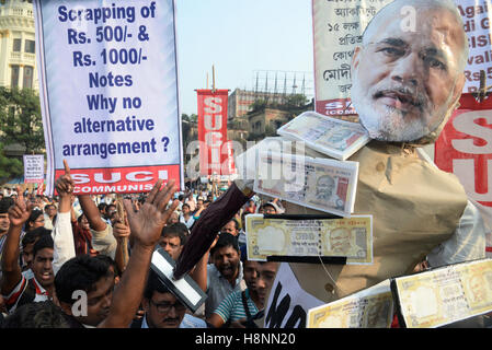 Kolkata, Indien. 14. November 2016. Aktivisten der sozialistischen Einheit Mitte von Indien (SUCI) schreien Parolen, wie sie ein Bildnis der Premierminister Narendra Modi während einer Protestaktion gegen die Union die Entscheidung der Regierung tragen, Banknote zurückzuziehen. Sozialistische Einheit Centre of India (kommunistischen) protestierten gegen die Union die Entscheidung der Regierung, Rs. 500 und Rs. 1000 Banknoten ohne angemessene Unterstützung heute in Kalkutta zurückzuziehen. In einer Sondermeldung ausser Kurs gesetzt Premierminister Narendra Modi, Rs. 500 und Rs. 1000 Banknote um Schwarzgeld zu regulieren. Bildnachweis: Saikat Paul/Pacific Press/Alamy Live-Nachrichten Stockfoto