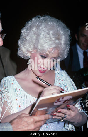 US-amerikanische Sängerin Dolly Parton fotografiert Dezember 1980. © RTNBarr / MediaPunch Stockfoto