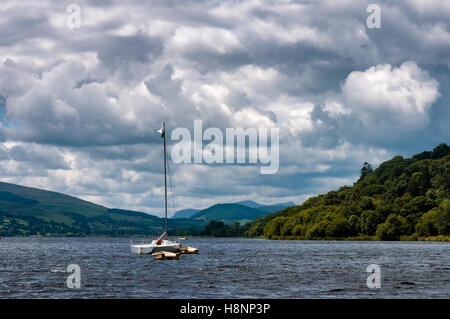 Boot auf Llyn Tegid, Bala, Wales. Sonnig, aber mit dramatische Wolken. Stockfoto