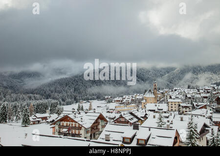 Anfang November Schnee in Sappada, Dolomiten, Italien. Stockfoto