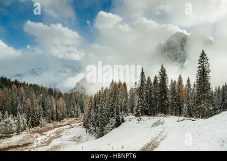 Anfang Winter in den Dolomiten, Venetien, Italien. Stockfoto