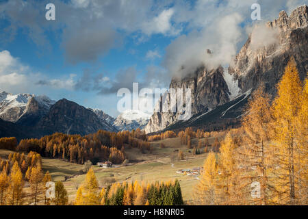 Herbst am Nachmittag in den Dolomiten, Venetien, Italien. Stockfoto