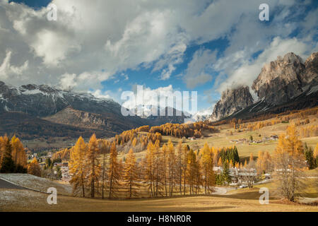 Herbstnachmittag in den Dolomiten in der Nähe von Cortina d ' Ampezzo, Italien. Stockfoto