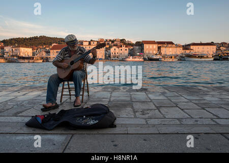 Ein alter Seemann Gitarre im Hafen von Trogir mit Blick auf die Insel Čiovo (im Hintergrund). Trogir, Dalmatien, Kroatien. Stockfoto