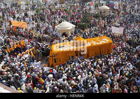 Lahore, Pakistan. 14. November 2016. Pakistanische und indische Sikh Anhänger nehmen Sie Teil an einer rituellen Prozession in einem Schrein (Gurdwara Janam Asthan) in Nankana Sahib anlässlich des 548th Jubiläums der Geburt der Sri Guru Nanak Dev. pakistanischen wird die dreitägige Fest Feier der 548th Geburtstag ihres geistlichen Führers Baba Guru Nanak Dev Ji, der Gründer der Sikh-Religion teilnehmen. © Rana Sajid Hussain/Pacific Press/Alamy Live-Nachrichten Stockfoto