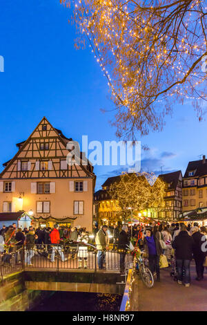 Historischer Weihnachtsmarkt im Zentrum von Colmar an Dämmerung, Wein-Route, Elsass, Haut-Rhin, Frankreich Stockfoto